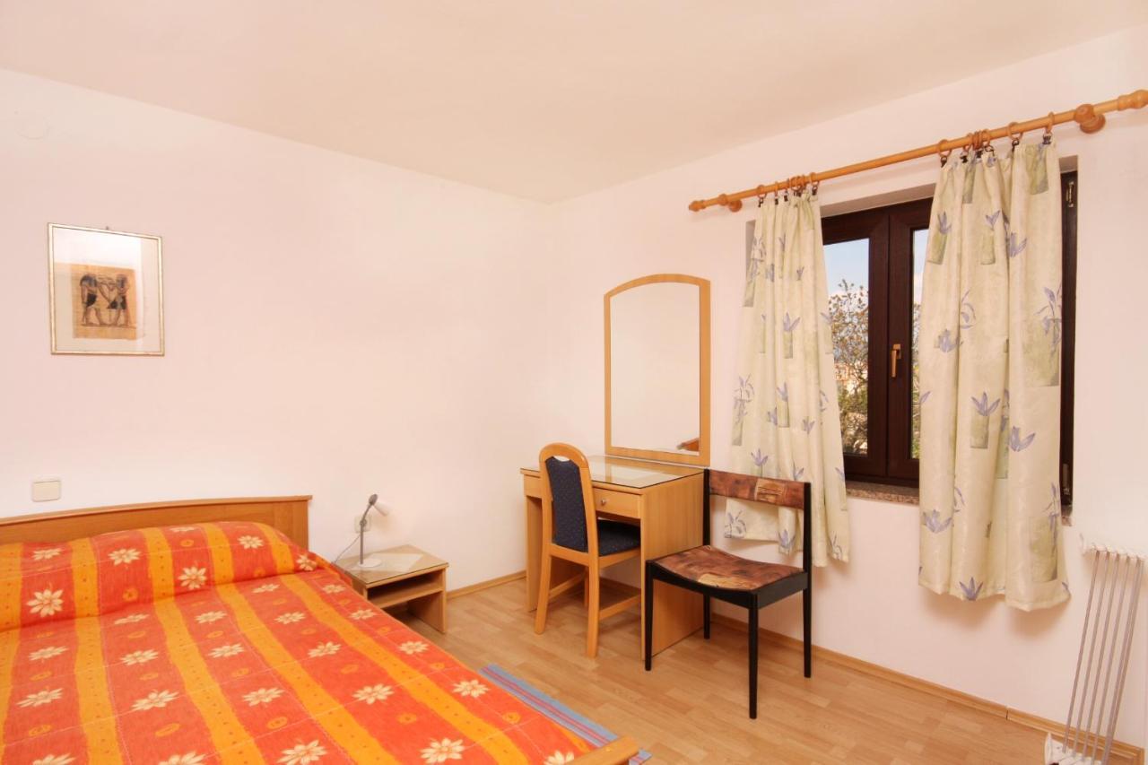 Apartments And Rooms With Parking Space Vrbnik, Krk - 5301 Exterior foto